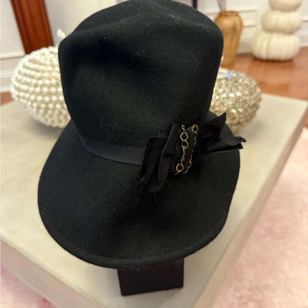 BNWT Ladies Callanan Wool Hat. Chain And Bow Detail. Black.